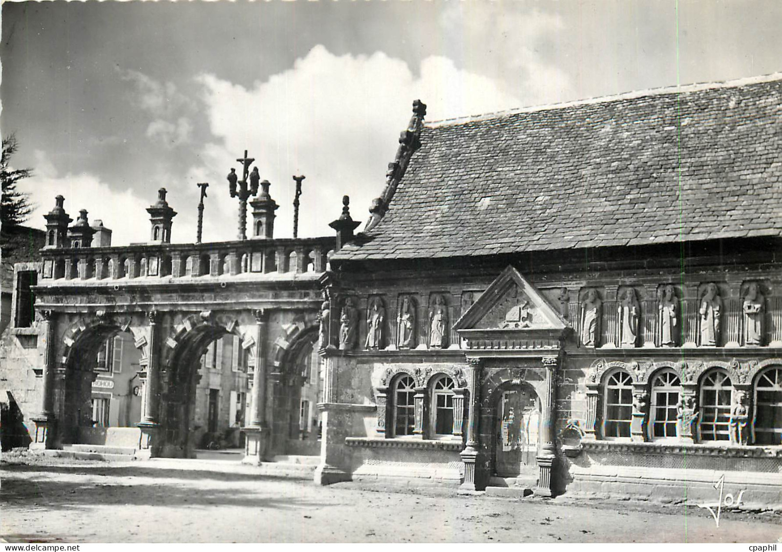 CPA Sizun Finistere La Chapelle Ossuaire de 1858