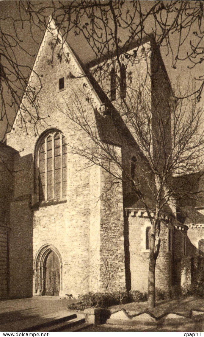CPA Solesmes L'Entree de l'Eglise Abbatiale