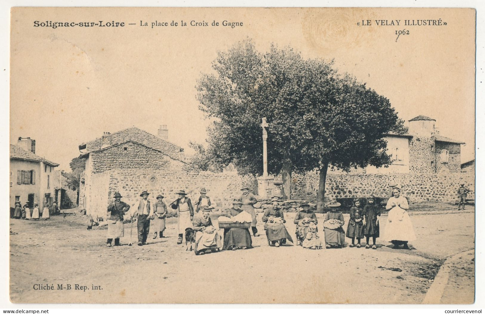 CPA - SOLIGNAC-SUR-LOIRE (Haute Loire) - La Place de la Croix de Gagne (Dentellières)