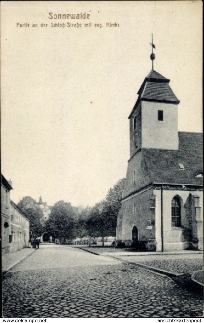 CPA Sonnewalde in der Niederlausitz, Partie an der Schlossstraße mit ev. Kirche