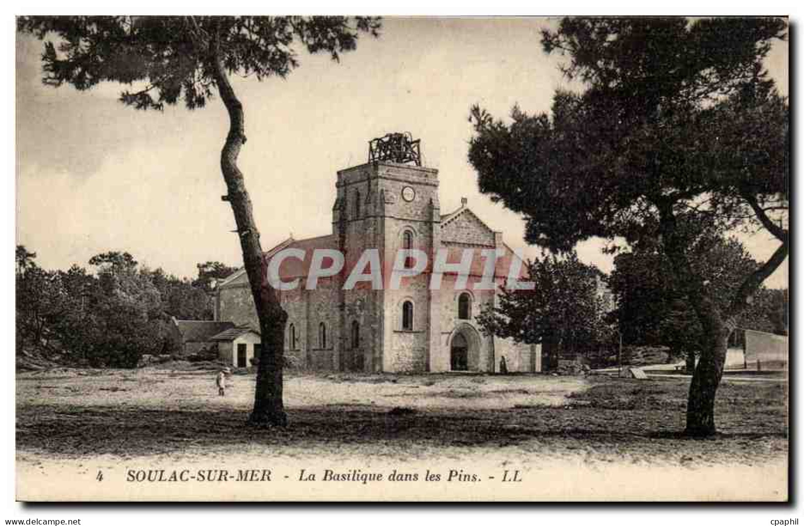 CPA Soulac sur mer la basilique dans les pins