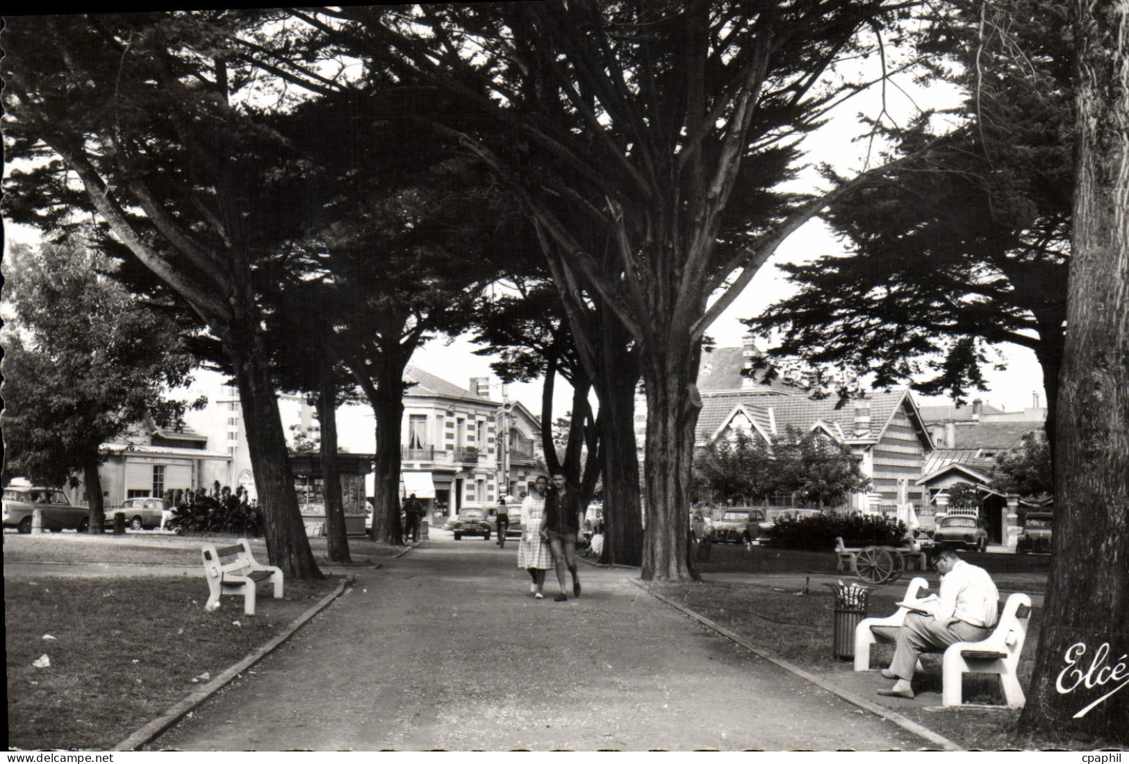 CPA Soulac Sur Mer La Place De I'Eglise