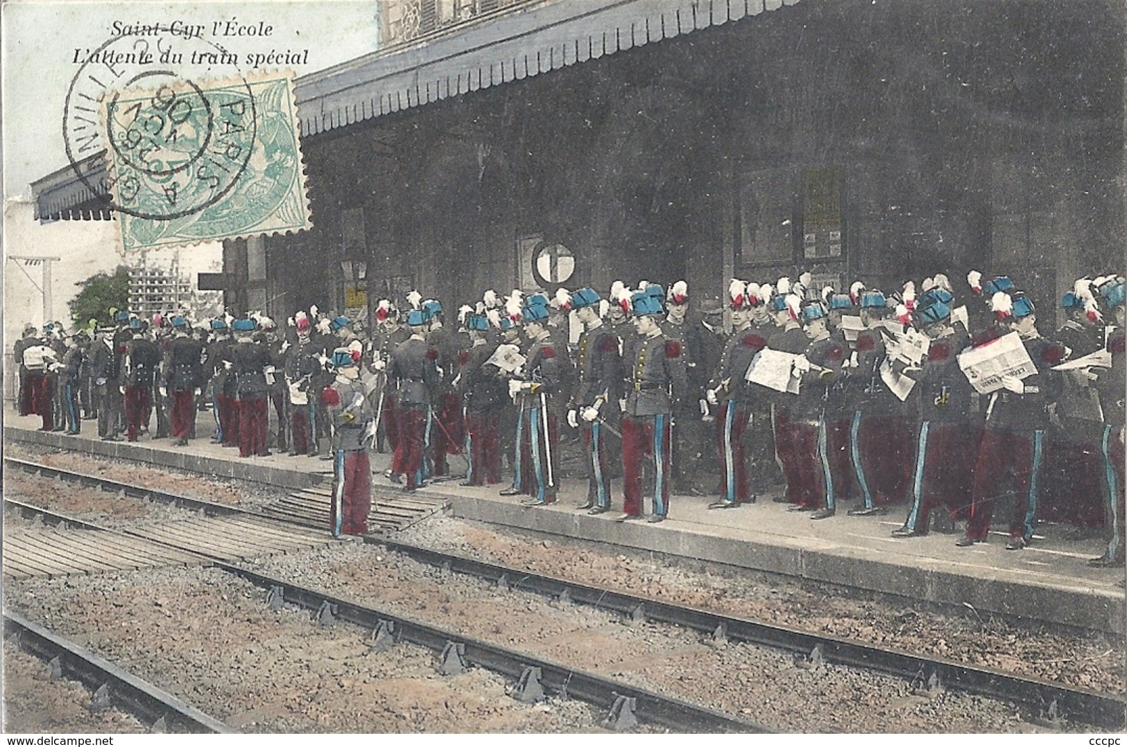 CPA St-Cyr l'Ecole l'attente du train spécial