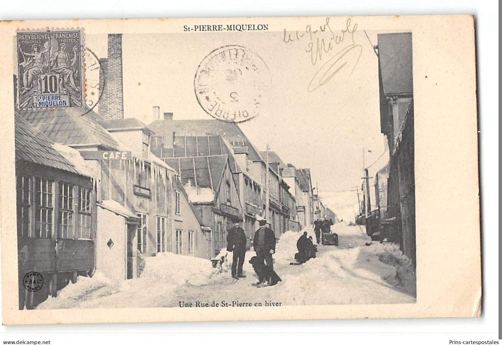 CPA St Pierre et Miquelon une rue de St Pierre en hiver