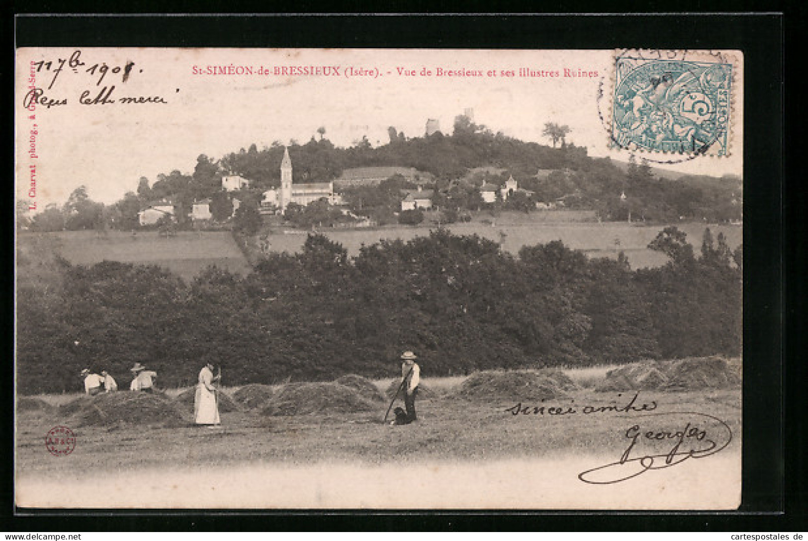 CPA St-Siméon-de-Bressieux, Vue de Bressieux et ses illustres Ruines