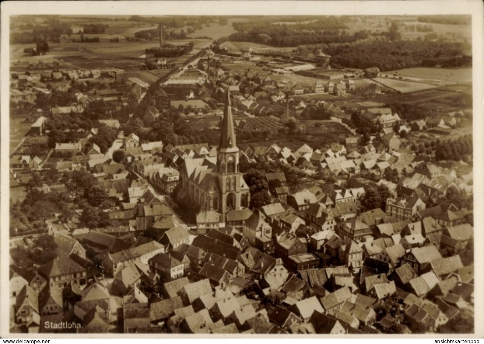 CPA Stadtlohn im Münsterland, Luftaufnahme von Kirche, viele Dächer, ländliche Umgebung