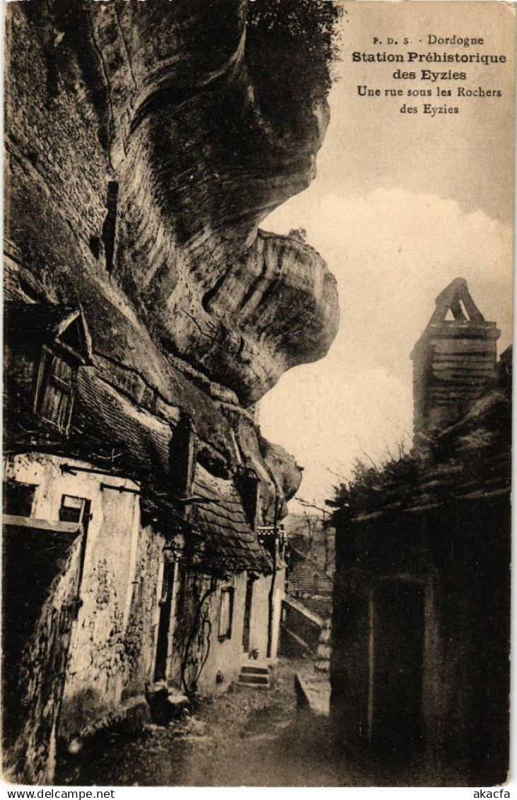 CPA Station Préhistorique EYZIES-Une rue sous les Rochers des EYZIES (233475)