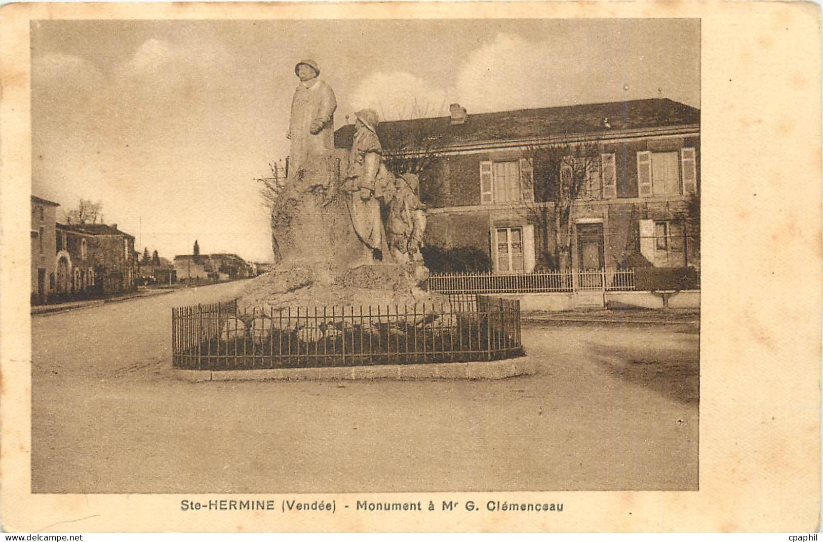 CPA Ste Hermine Vendee Monument Clemenceau