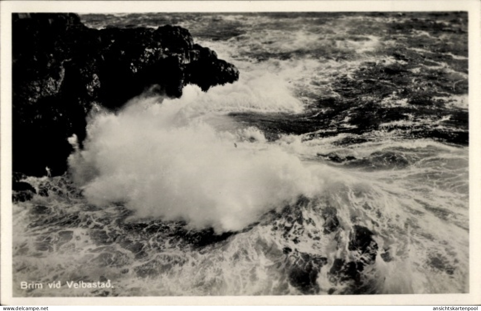 CPA Suðuroy Sydero Suderø Färöer Dänemark, Wellen schlagen gegen Felsen, stürmische See, dramat...