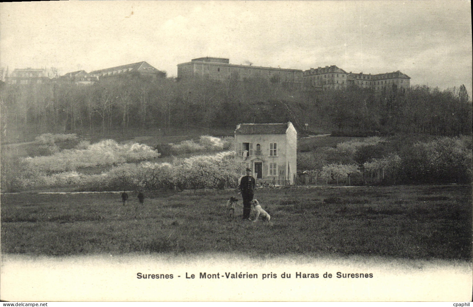 CPA Suresnes Le Mont Valerien Vue Generale Soldat chiens