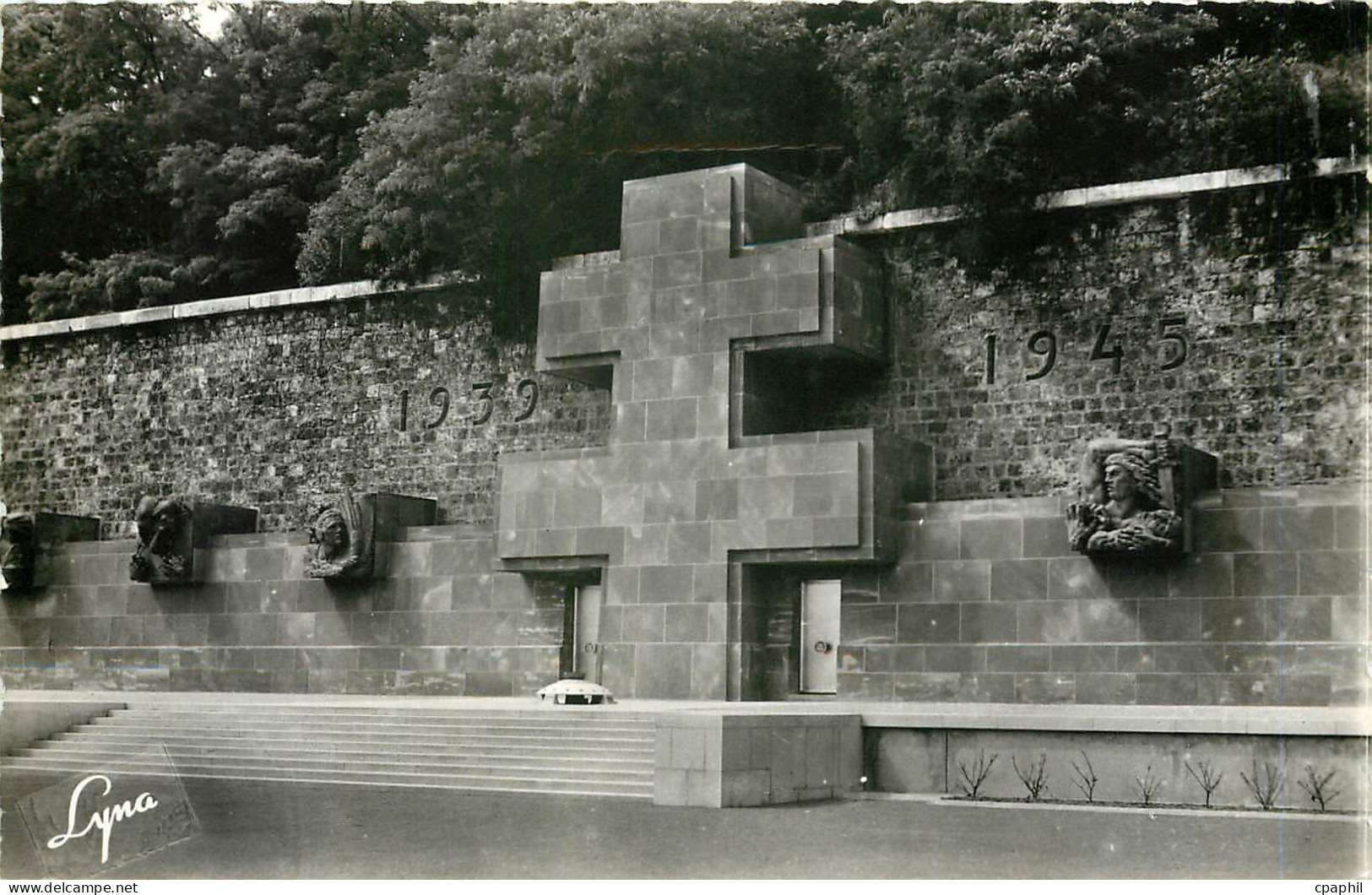 CPA Suresnes Seine le Memorial du Mont Valerien