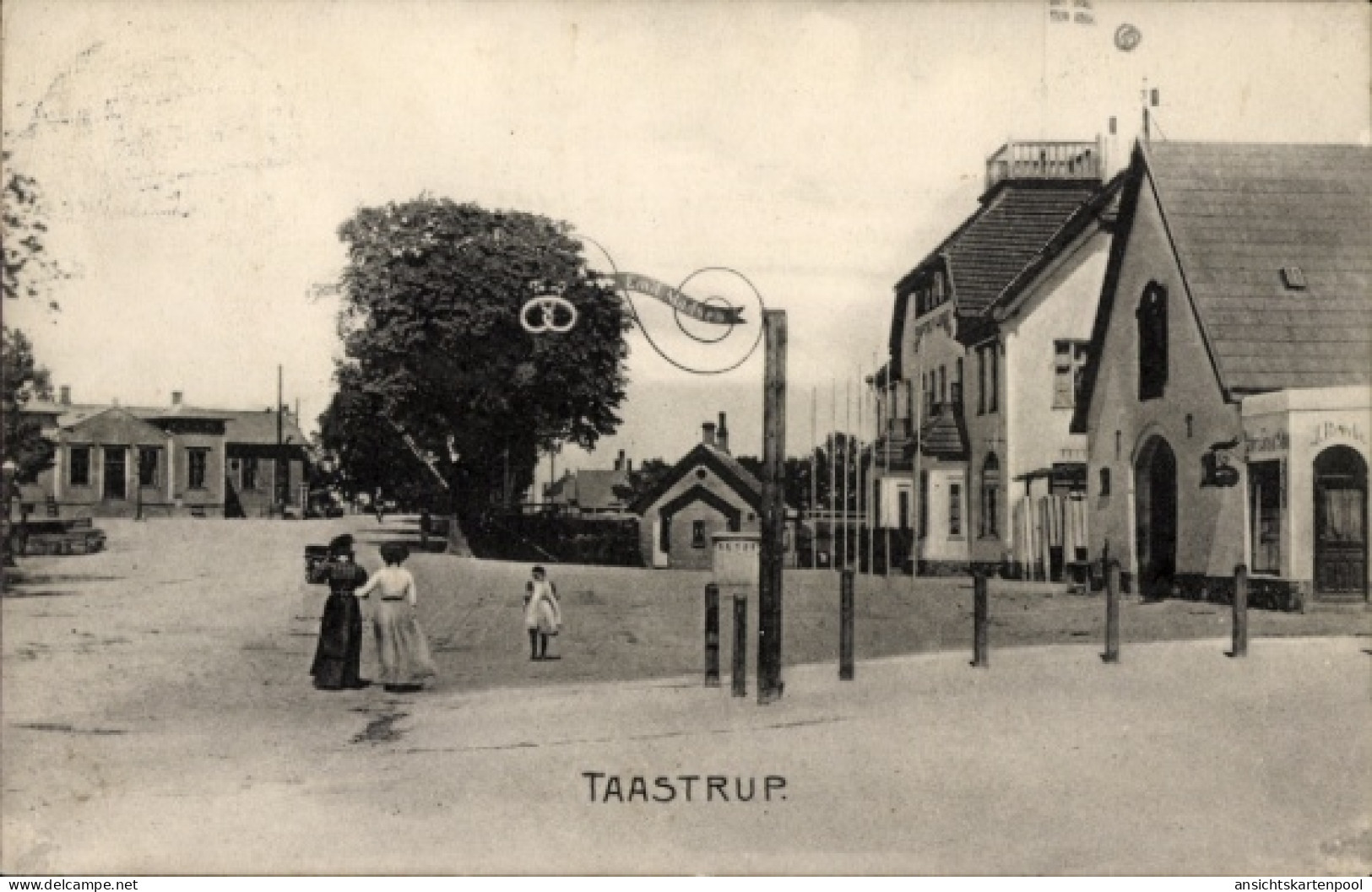 CPA Taastrup Dänemark, Szenen auf der Straße, Häuser, Straßenlaterne, Menschen