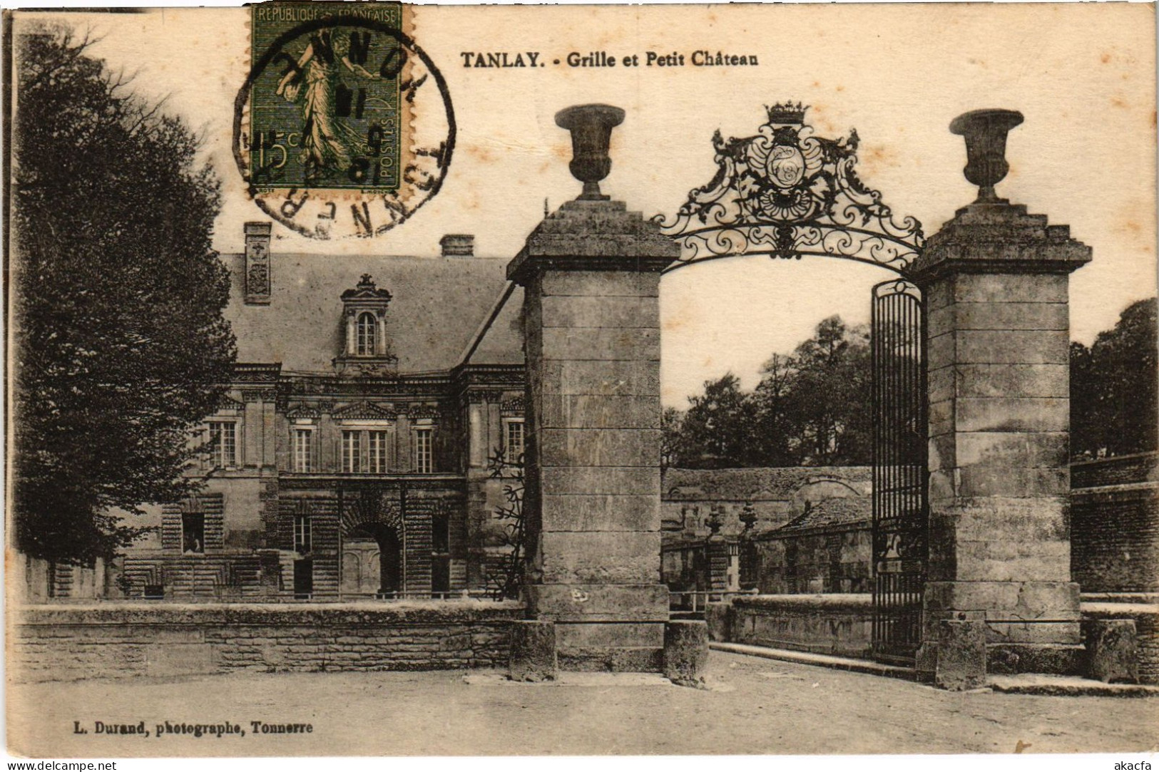 CPA Tanlay Grille et Petit Chateau FRANCE (1452284)