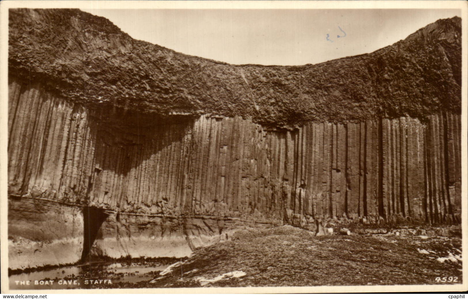 CPA The Boat Gave Staffa Irlande