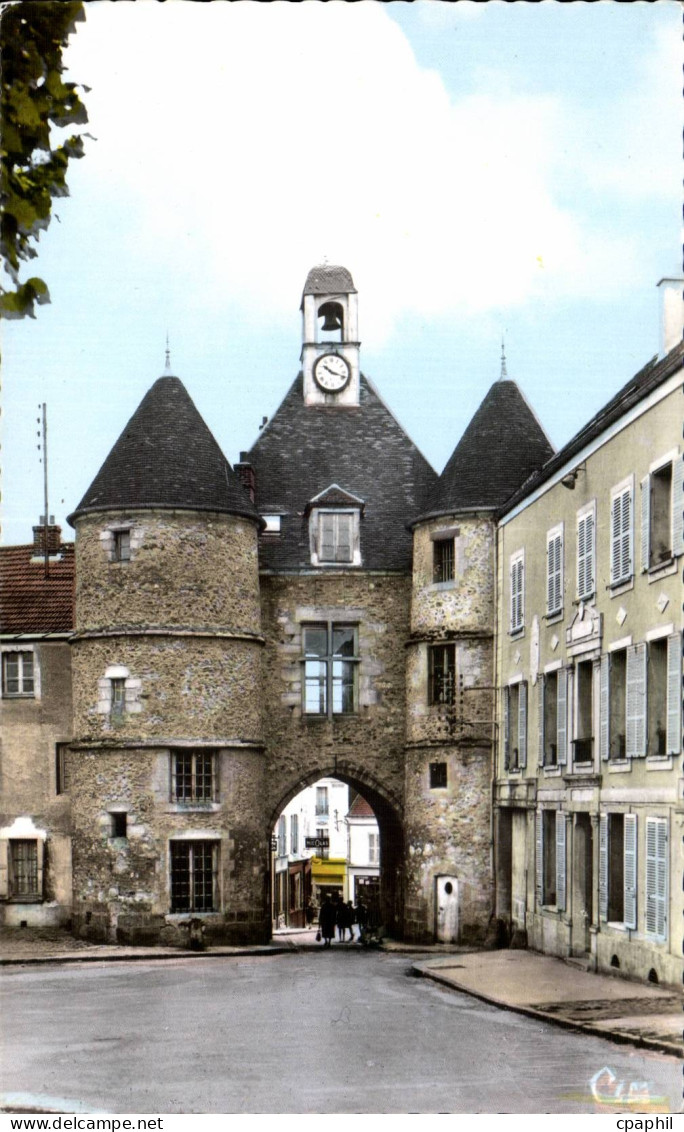 CPA Tournan en Brie Poterne du chateau des comtes de Garlande