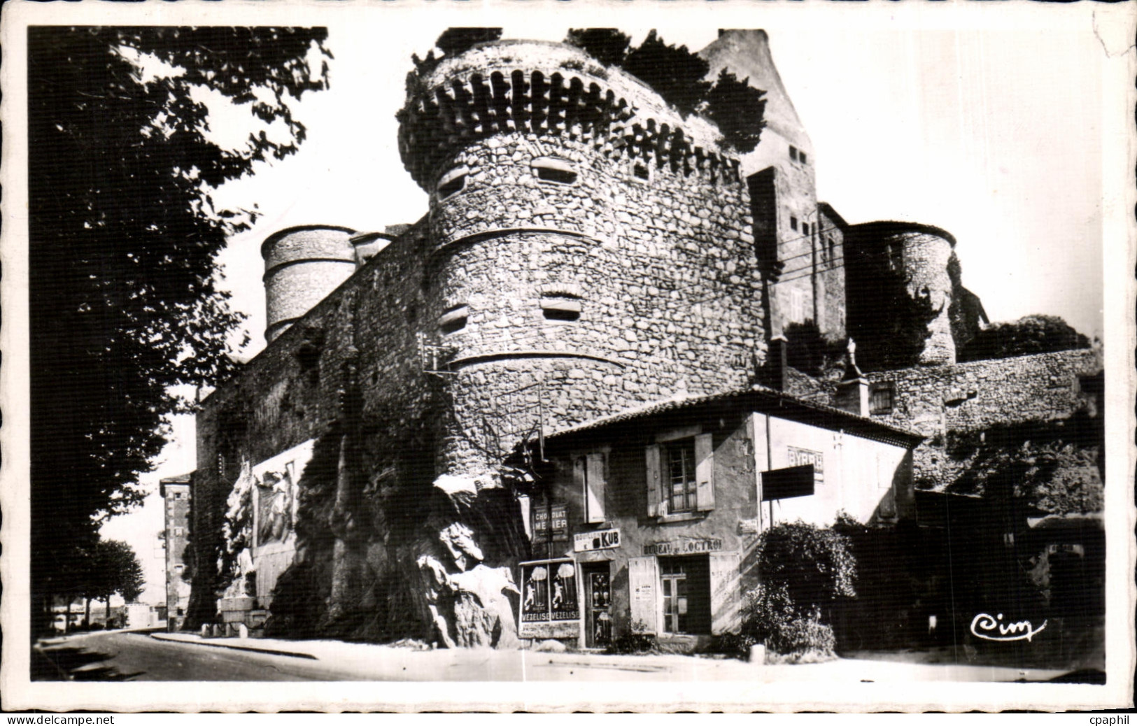 CPA Tournon (Ardeche) Le Chateau et le Monument aux Morts