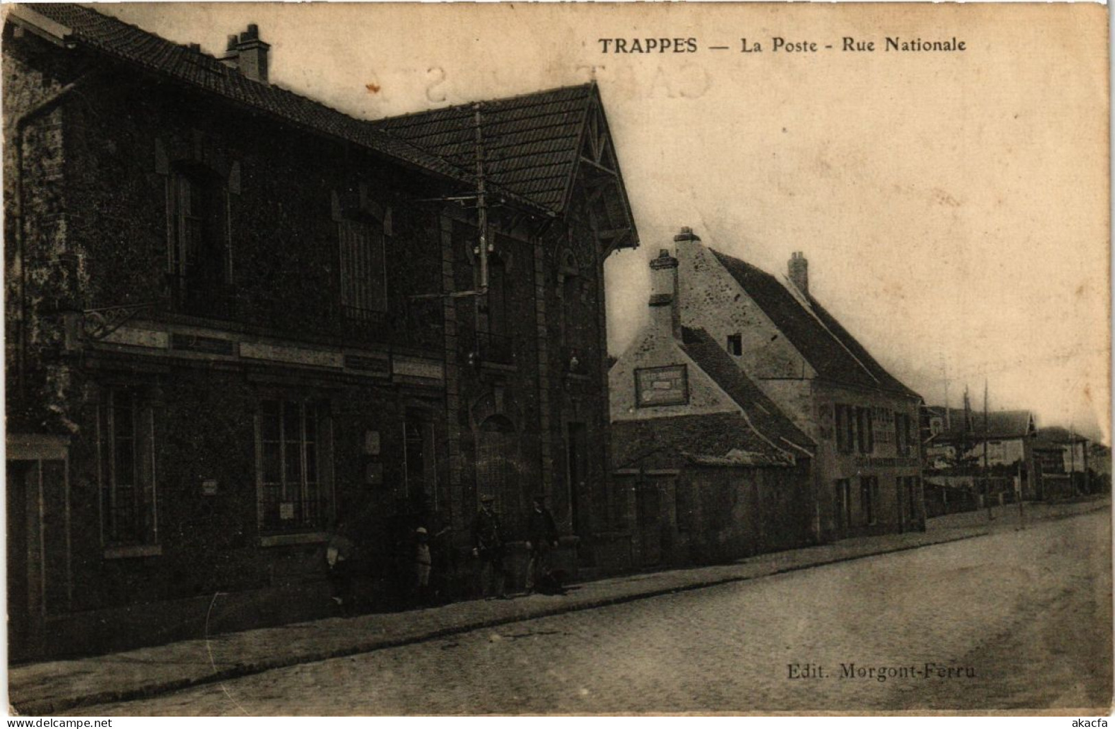 CPA TRAPPES - La Poste - Rue Nationale (246431)