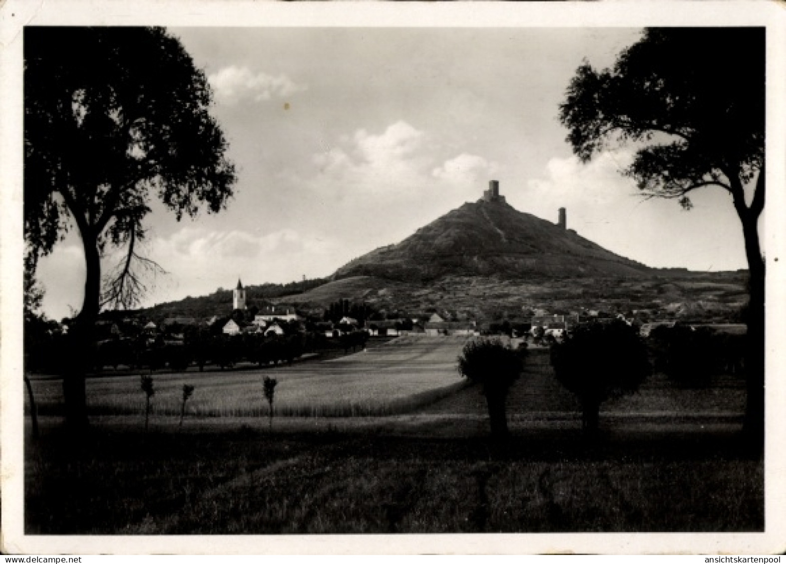 CPA Trebnitz Teuchern im Burgenlandkreis, Hasenburg, Hügel, Burgen, Landschaft
