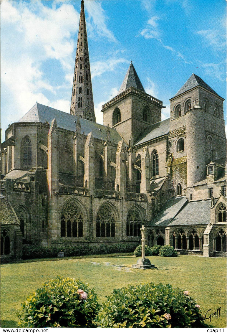 CPA Treguier C du N Le cloitre et la cathedrale