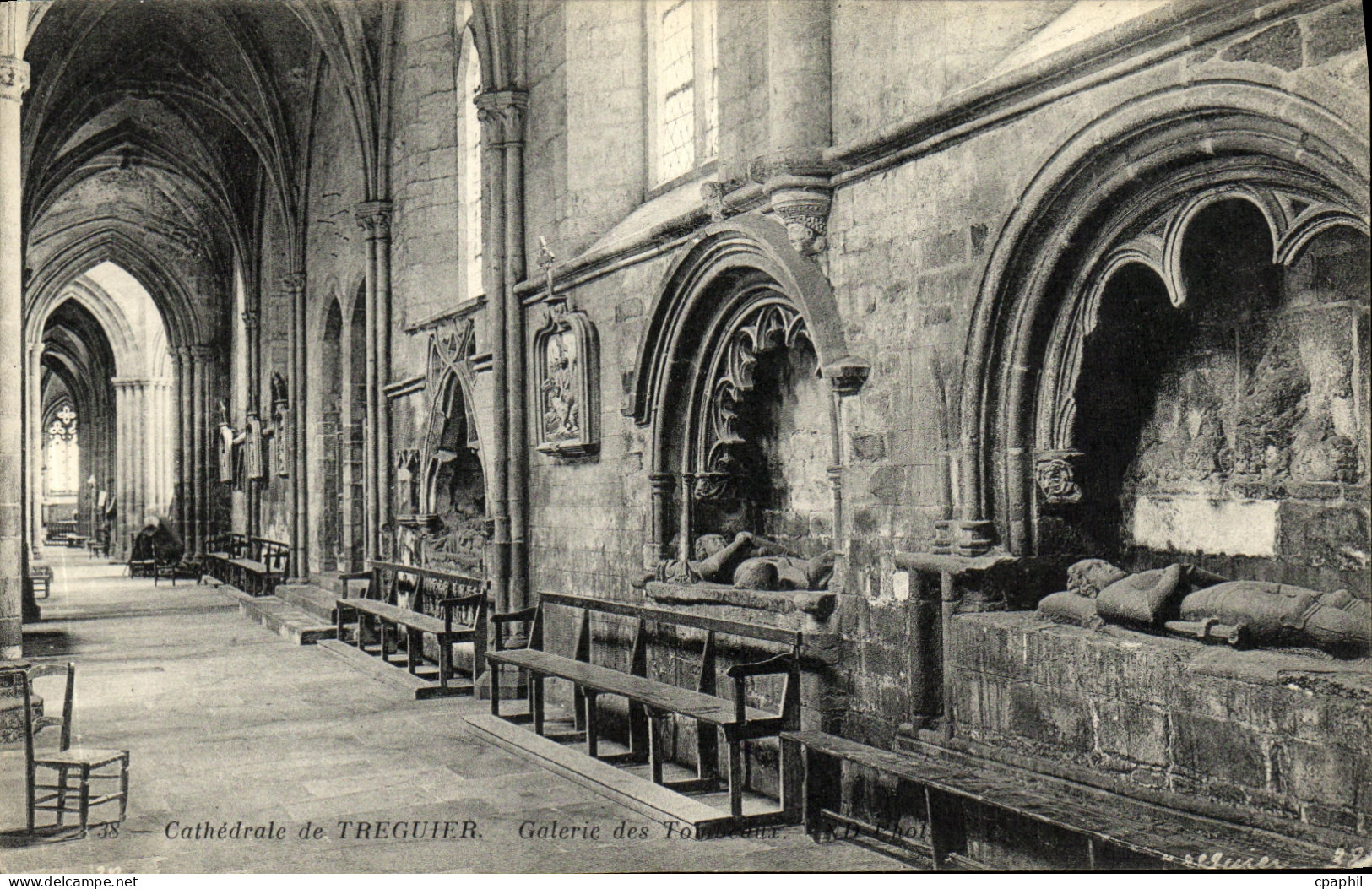 CPA Treguier Galerie des tombeaux