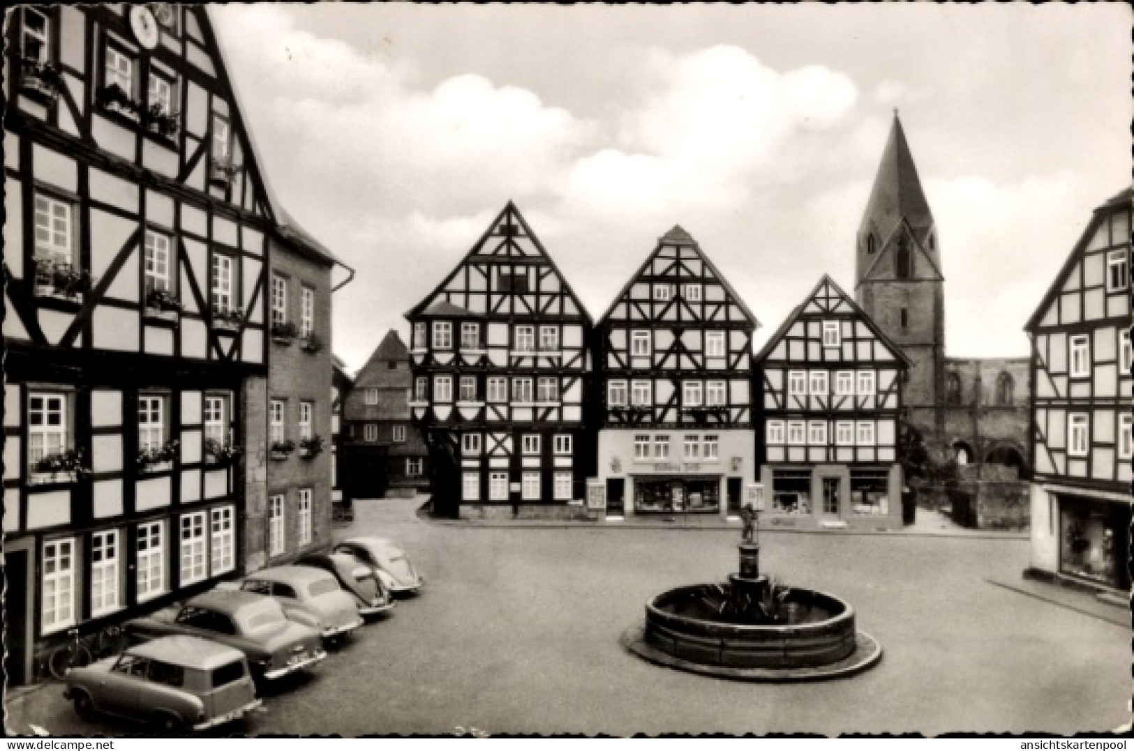 CPA Treysa Schwalmstadt Hessen, Marktplatz mit Fachwerkhäusern, Brunnen, Autos, Kirche im Hintergr