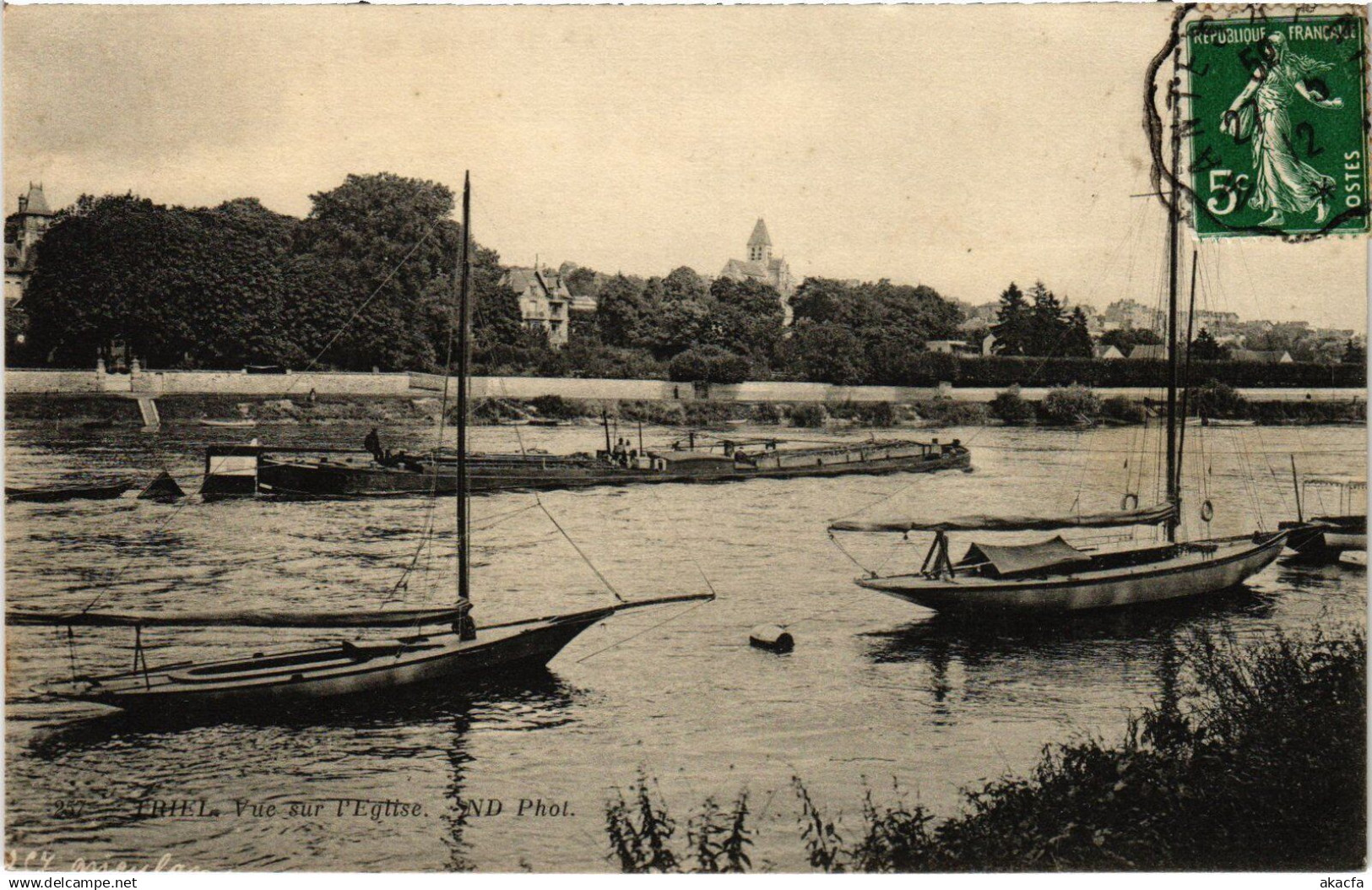 CPA TRIEL-sur-SEINE Vue sur l'Eglise (1384967)