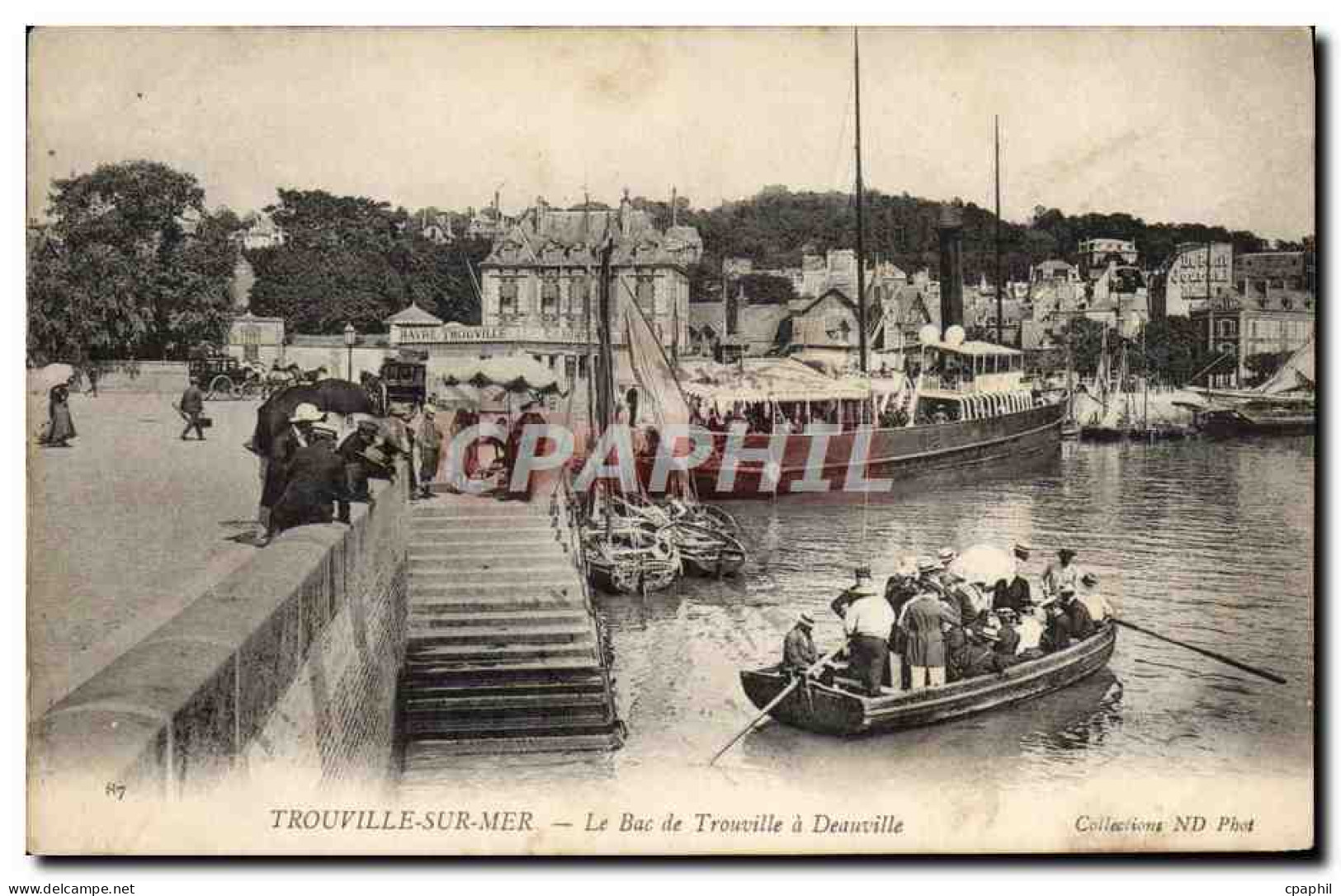 CPA Trouville Sur Mer Le bac trouville a Deauville Bateaux