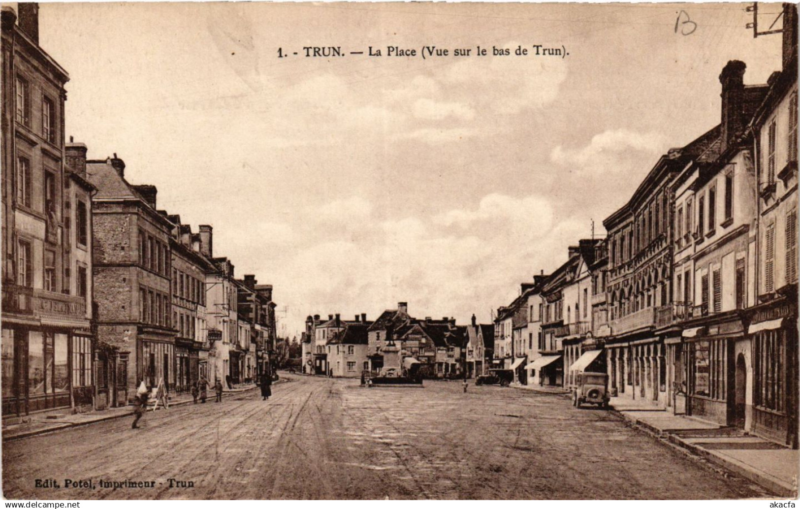 CPA TRUN - La Place (Vue sur le bas de Trun) (435234)