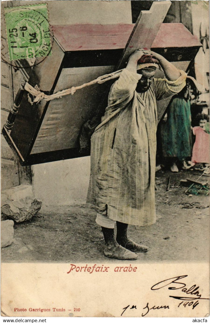 CPA TUNISIA Portefaix arabe (1009634)