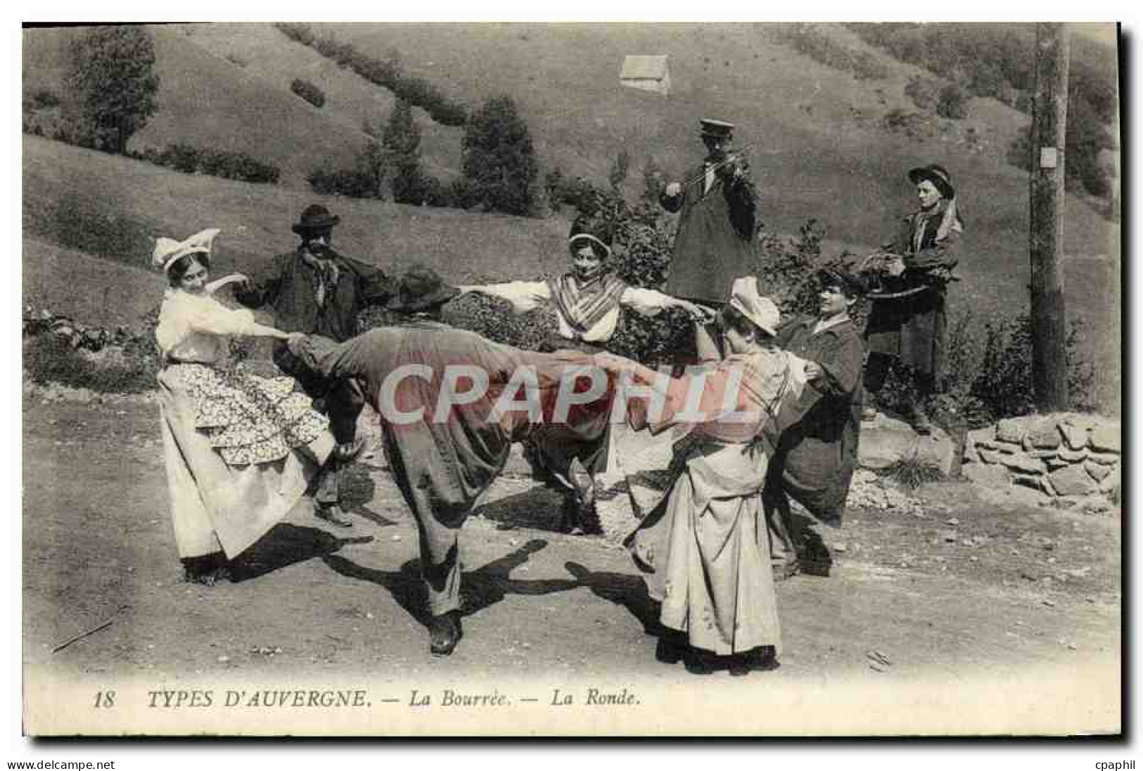 CPA Types D'Auvergne La Bourree La Ronde Folklore