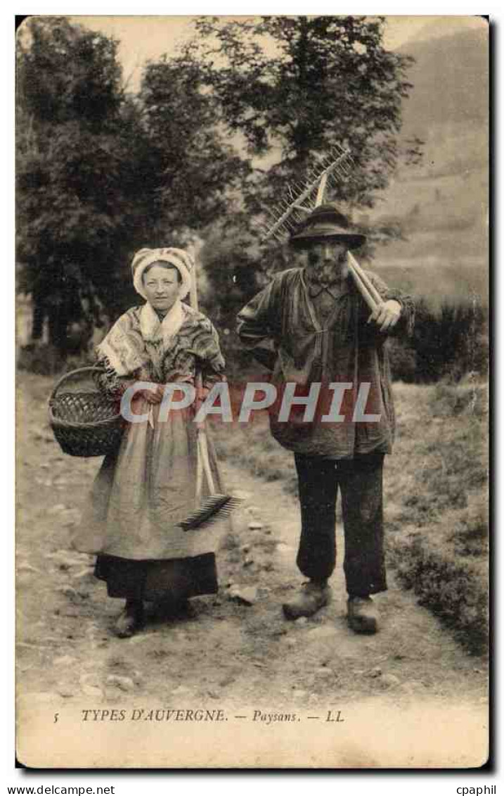 CPA Types d'Auvergne Paysans Folklore