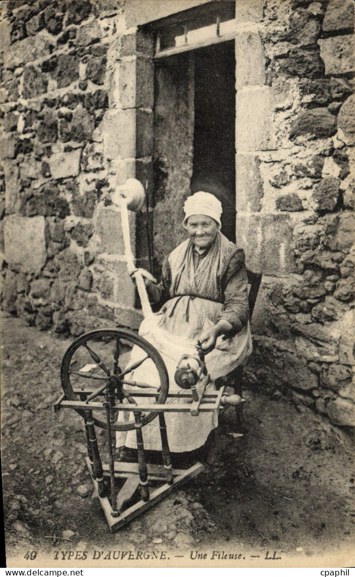CPA Types D'Auvergne Une Fileuse Folklore