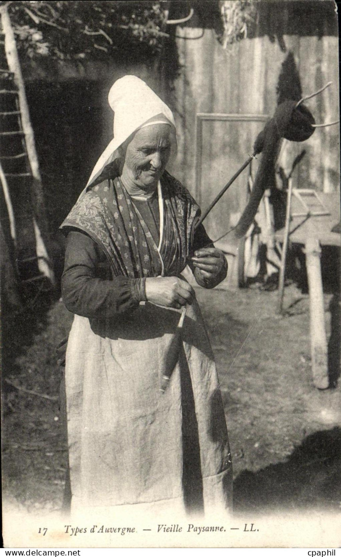 CPA Types d'Auvergne Vieille Paysanne Folklore
