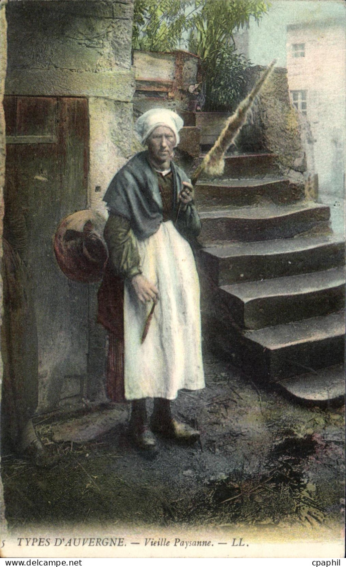 CPA Types D'Auvergne Vieille Paysanne Folklore Fileuse