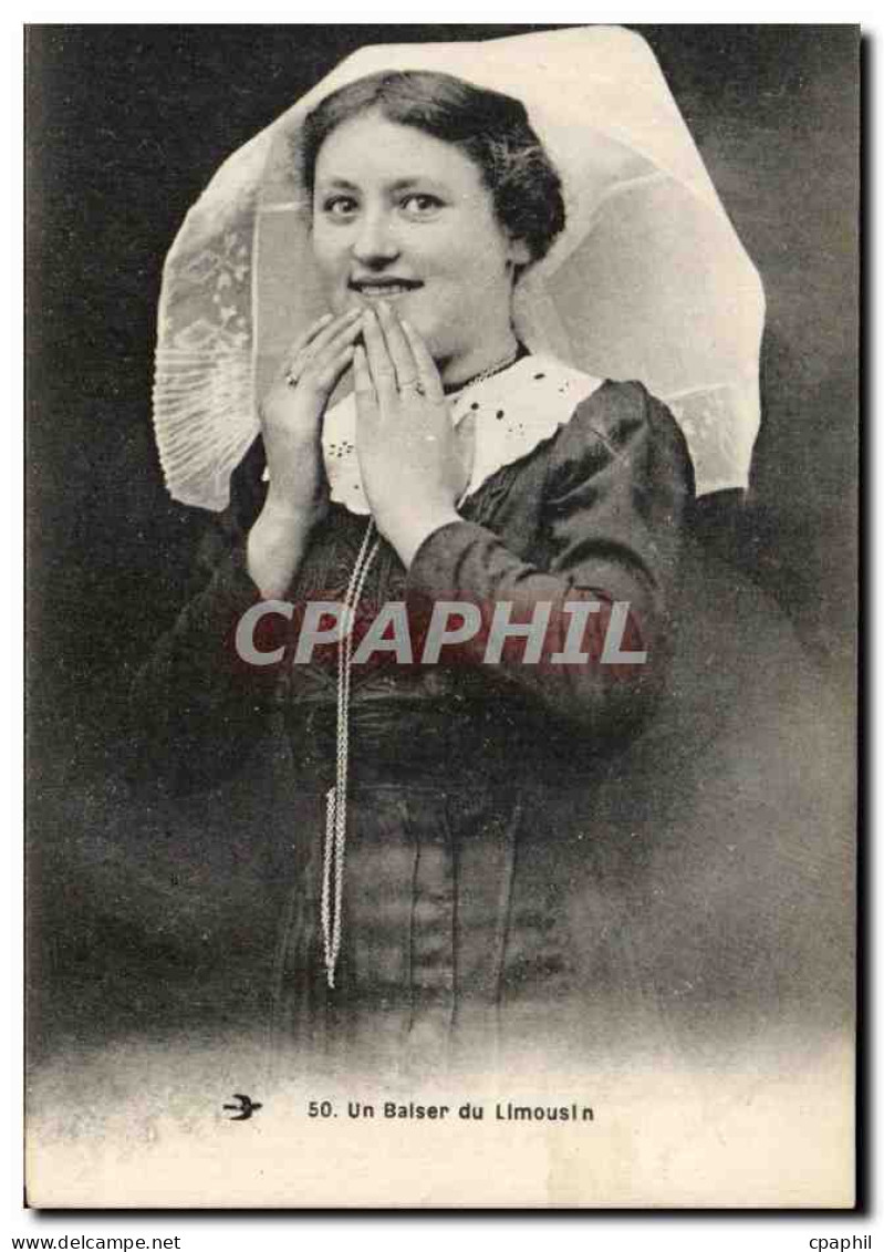 CPA Un Baiser du Limousin Folklore Costume