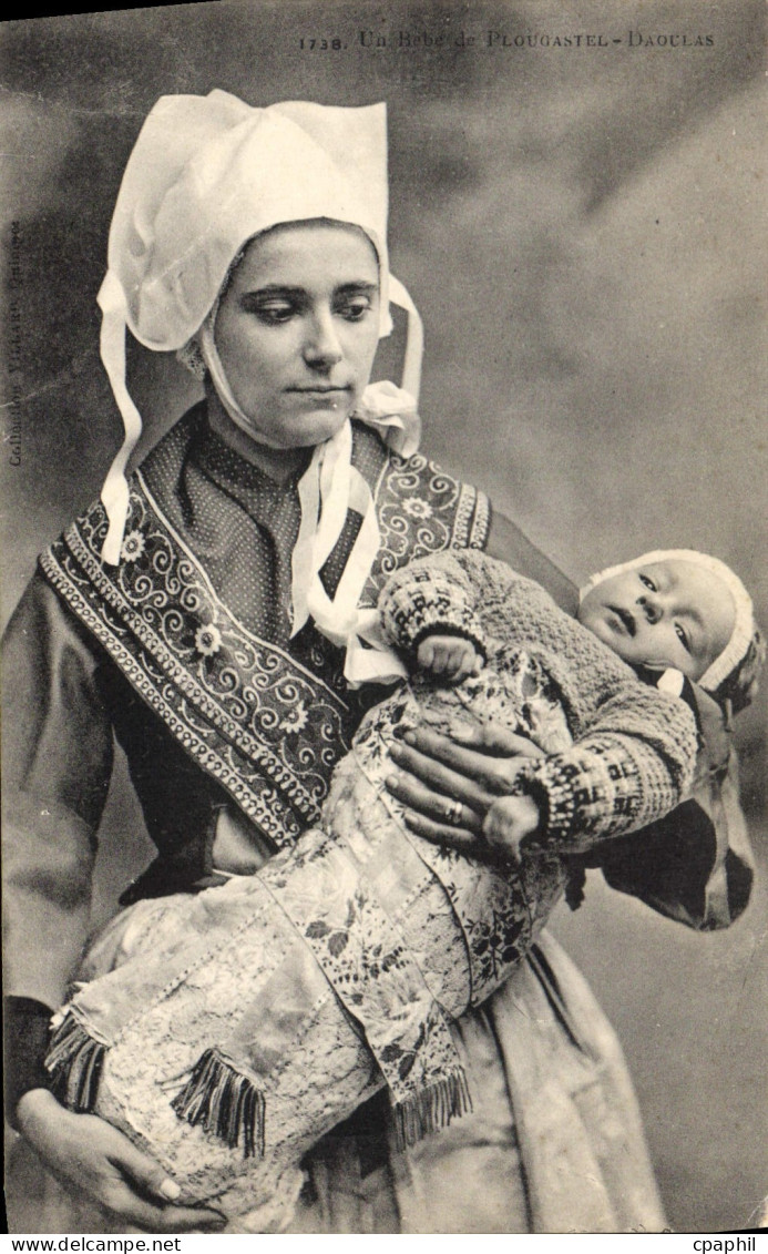 CPA un bébé de Plougastel Daoulas