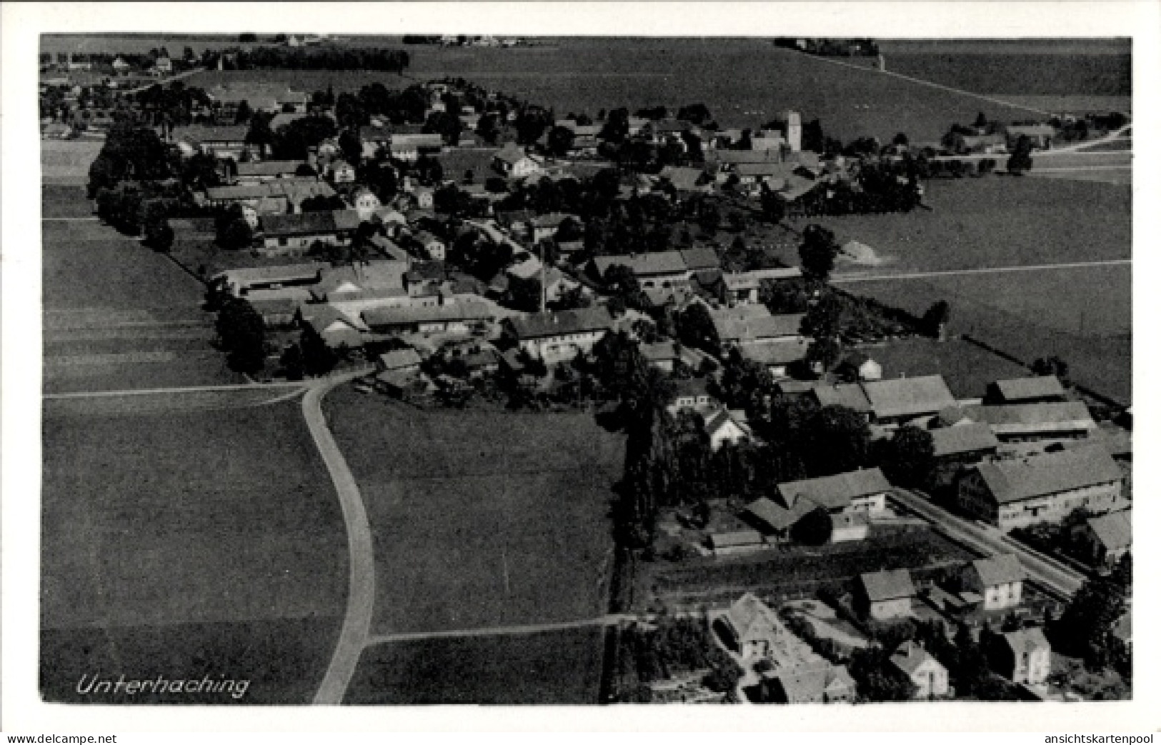 CPA Unterhaching in Oberbayern, Luftaufnahme von ländliche Umgebung, viele Gebäude