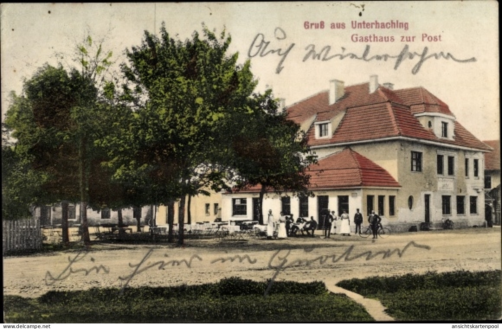 CPA Unterhaching in Oberbayern, Straßenpartie mit Blick auf das Gasthaus zur Post, Radfahrer