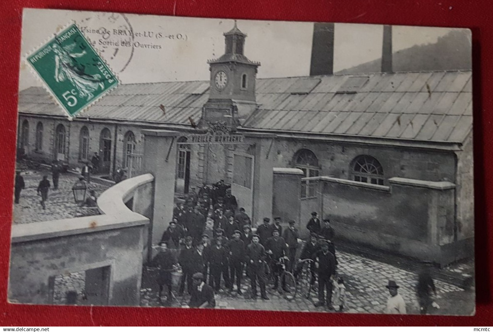 CPA - Usine de Bray-et-Lû - La sortie des ouvriers