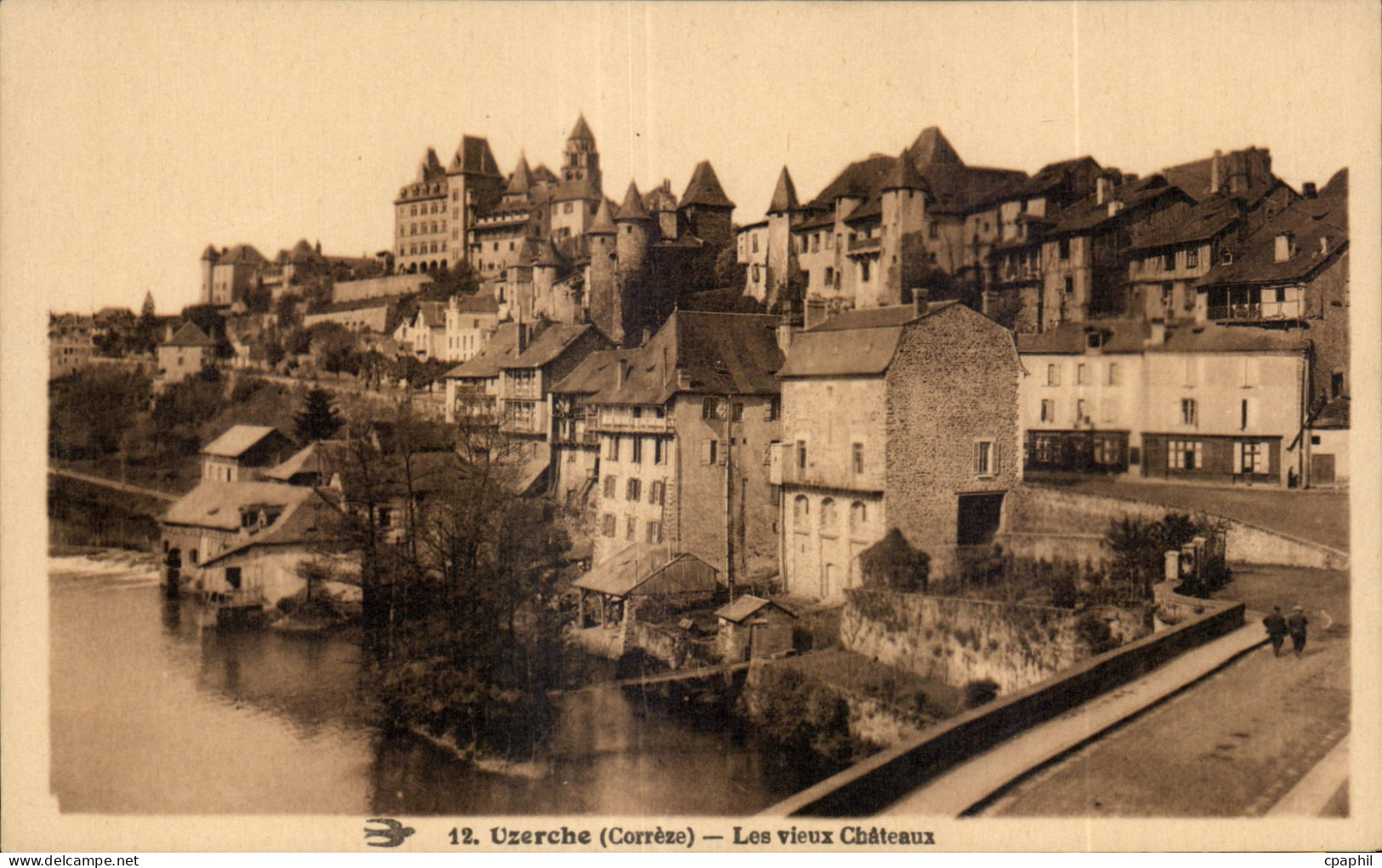 CPA Uzerche Les vieux chateaux