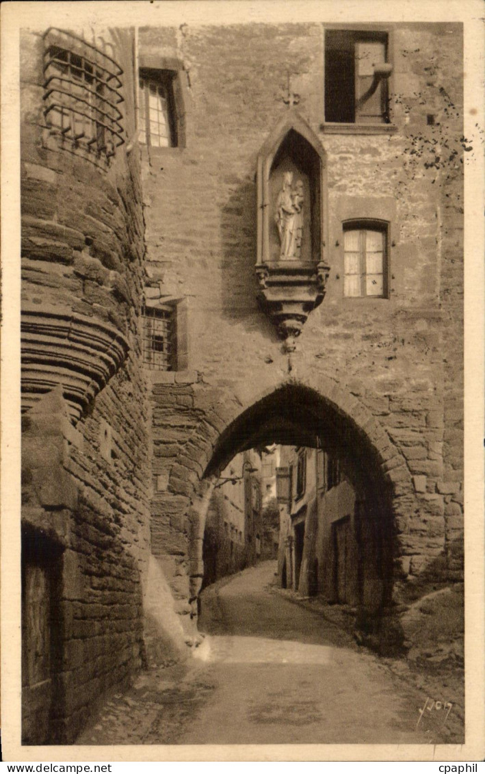 CPA Uzerche Porte Becharie Dite Barachaude