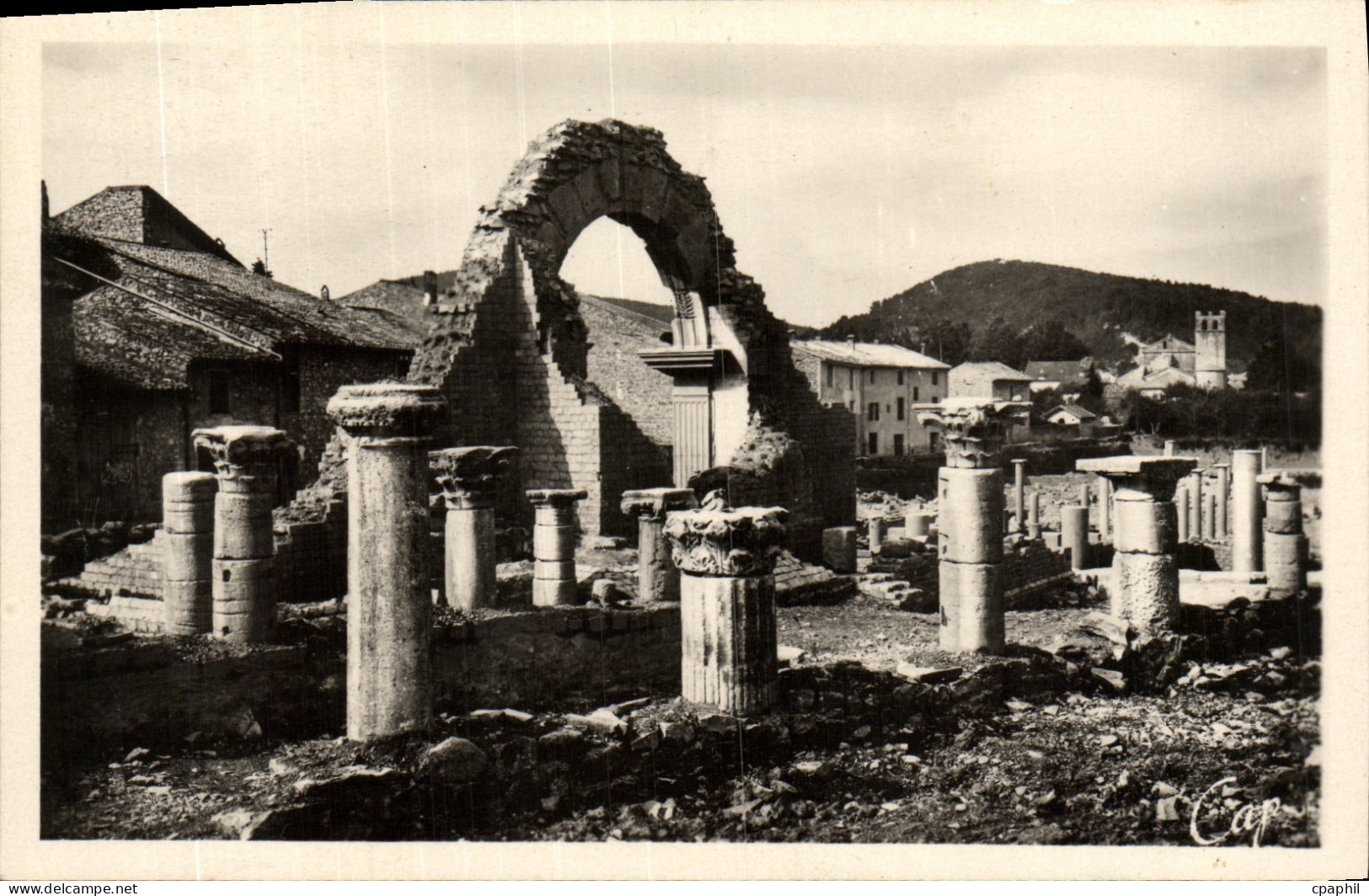 CPA Vaison La Romaine Colonnade Arc Nouvelles Fouilles