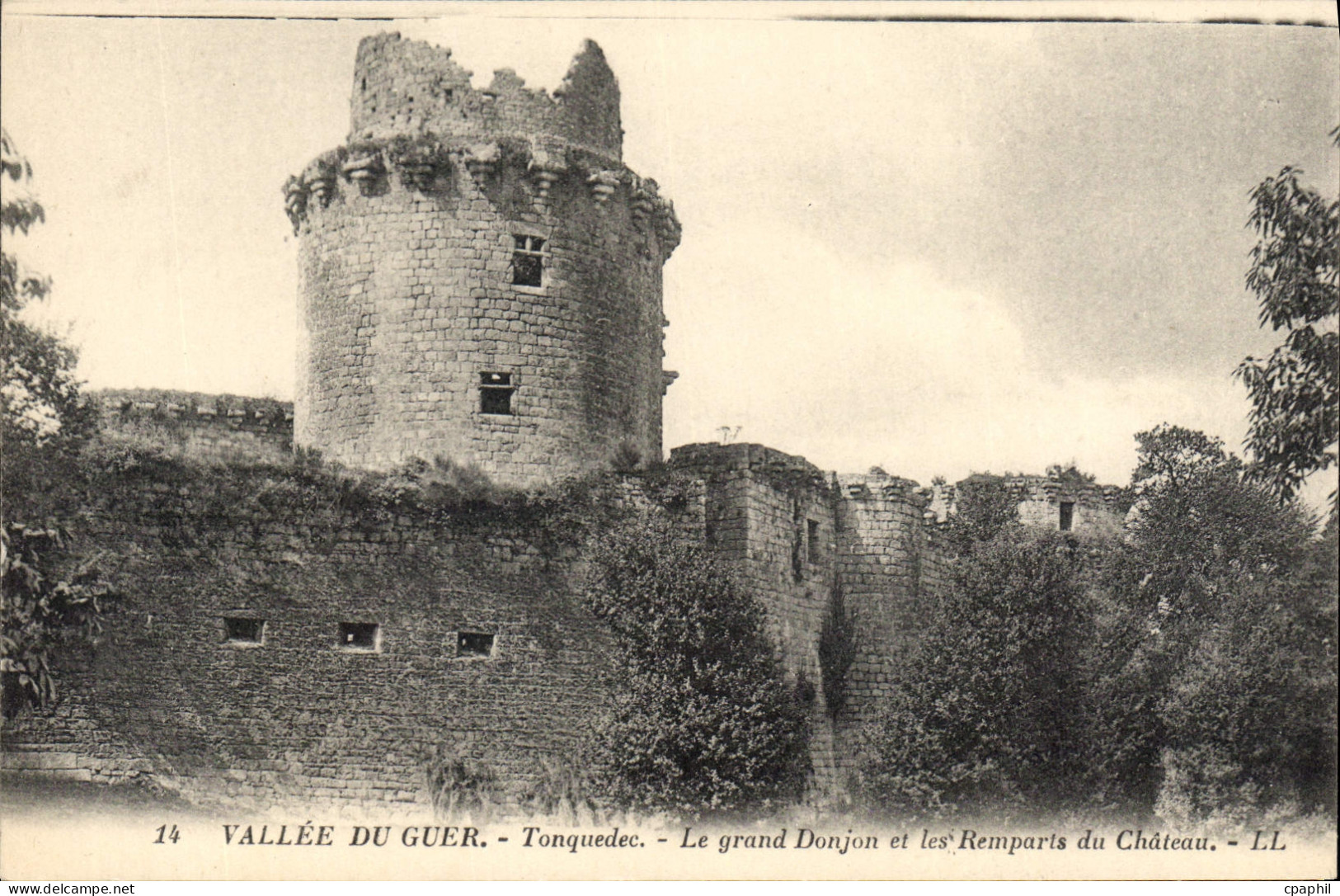 CPA Vallee du Guer Tonquedec Le Grad Donjon et les Remparts du Chateau