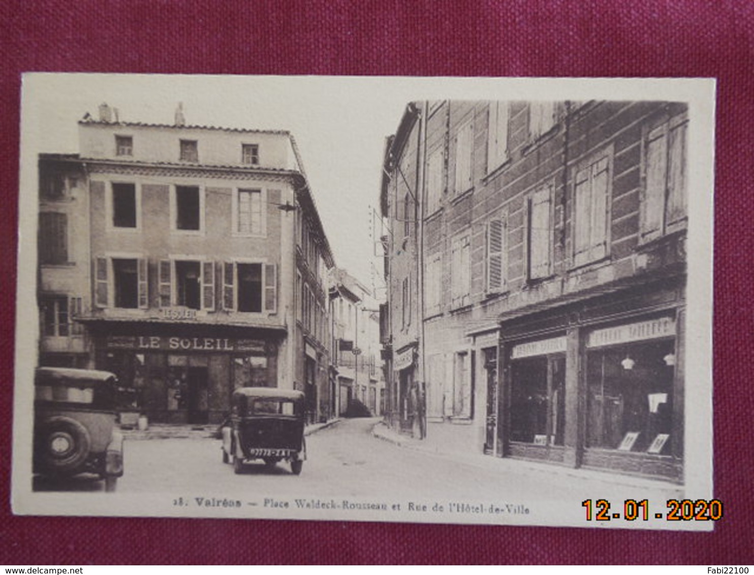 CPA - Valréas - Place Waldeck-Rousseau et rue de l'Hôtel-de-Ville