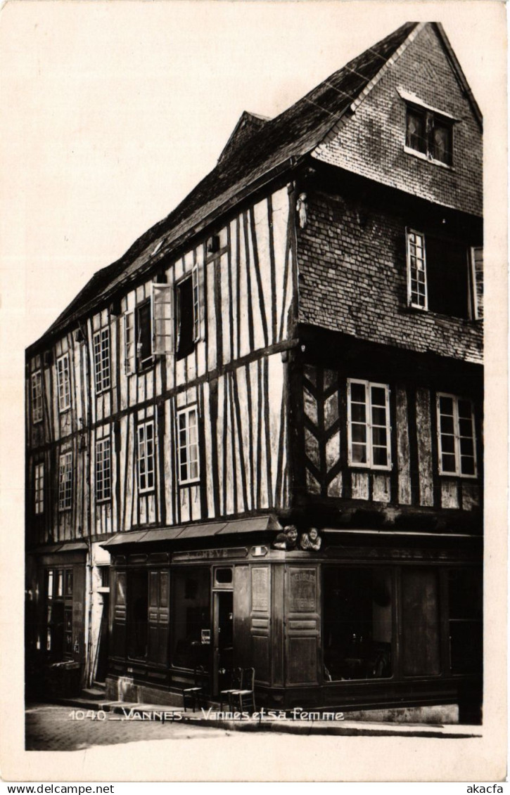 CPA VANNES - VANNES et sa femme (431853)