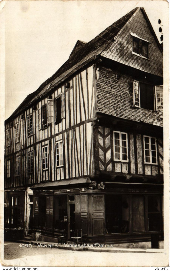 CPA VANNES - VANNES et sa femme (431854)