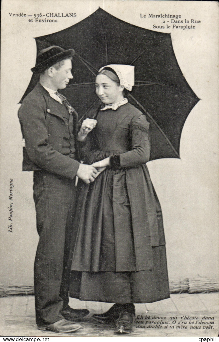CPA Vendee 596 Challans et Environs Le Maraichinage Dans la Rue Sous le Parapluie Folklore Costume