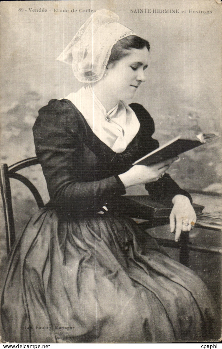 CPA Vendee Etude du Coiffes Sainte Hermine et Environs Folklore Costume