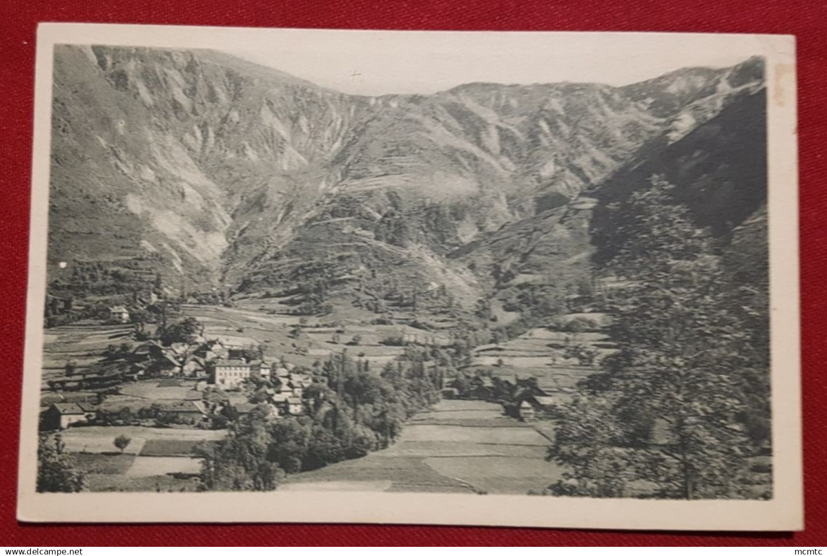 CPA -  Vénosc - Vue générale et la Montagne de l'Alpe de Vénosc