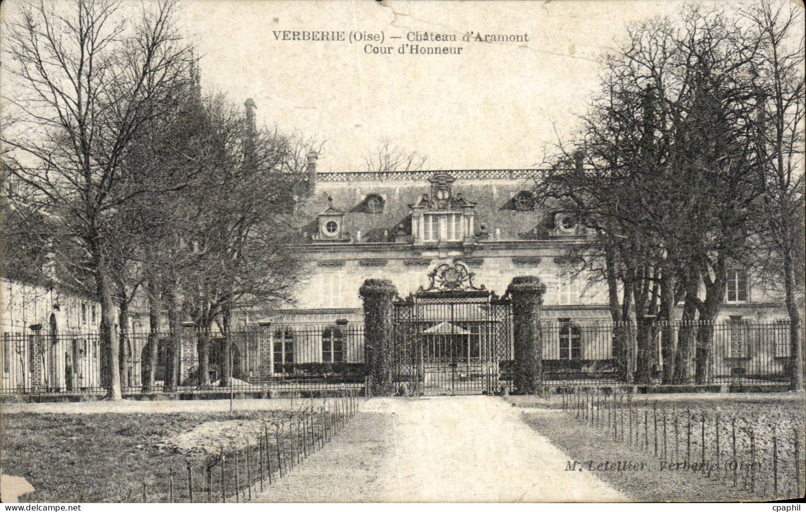 CPA Verberie Chateau d'Aramont Cour d'Honneur